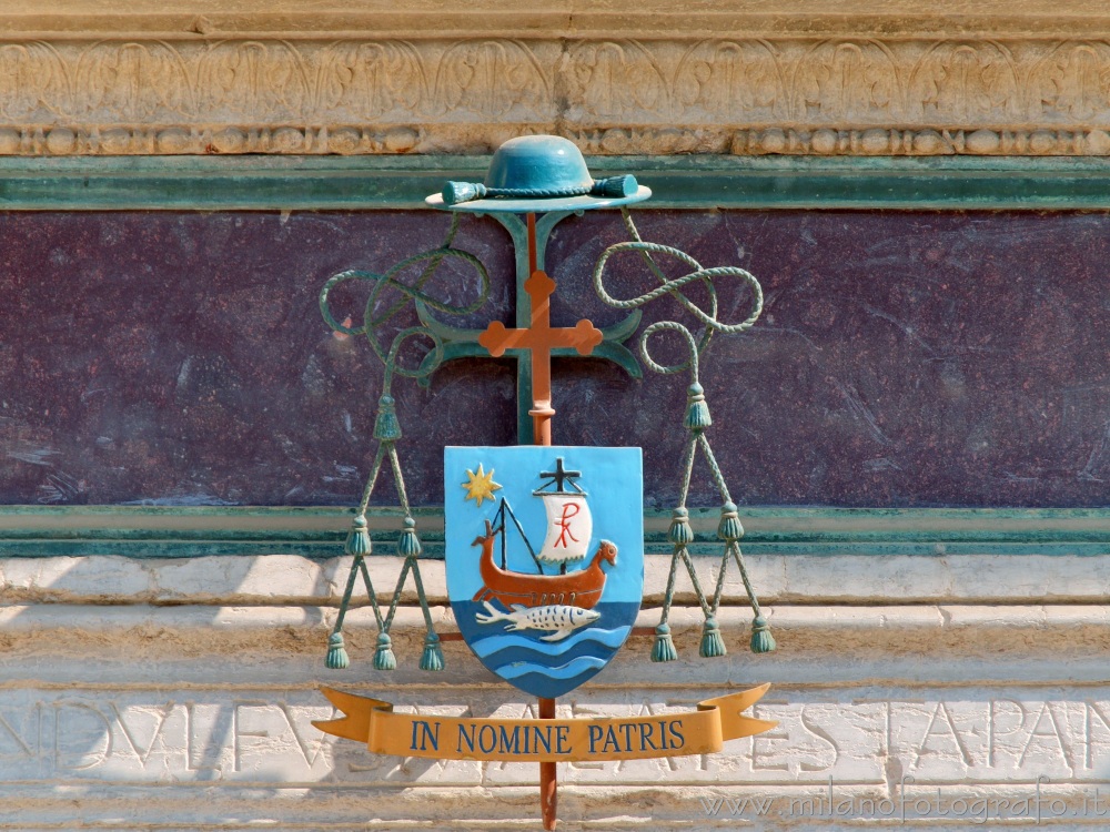 Rimini - Stemma vescovile sulla facciata del Tempio Malatestiano